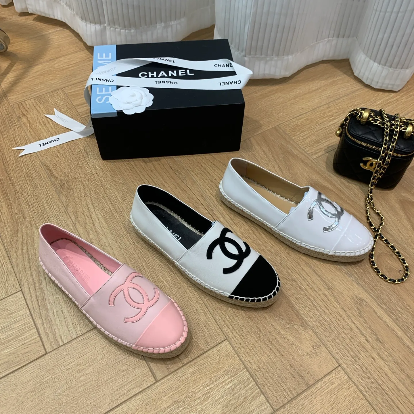 👟👟Ex-factory price 440👟👟 👑New colors are coming ✌️New version of Chanel fisherman shoes is coming❗️Delivered in a full set of top-notch packaging. The quality of my fisherman shoes has not been introduced much, everyone who has had them knows it! The original customized upper, and my outsole is the original translucent outsole, the opaque outsole is the wrong version, full set of authentic packaging ❗️ size: 35-40, running price